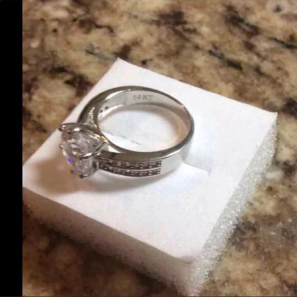 New 14k gold engagement ring - Picture 4 of 4